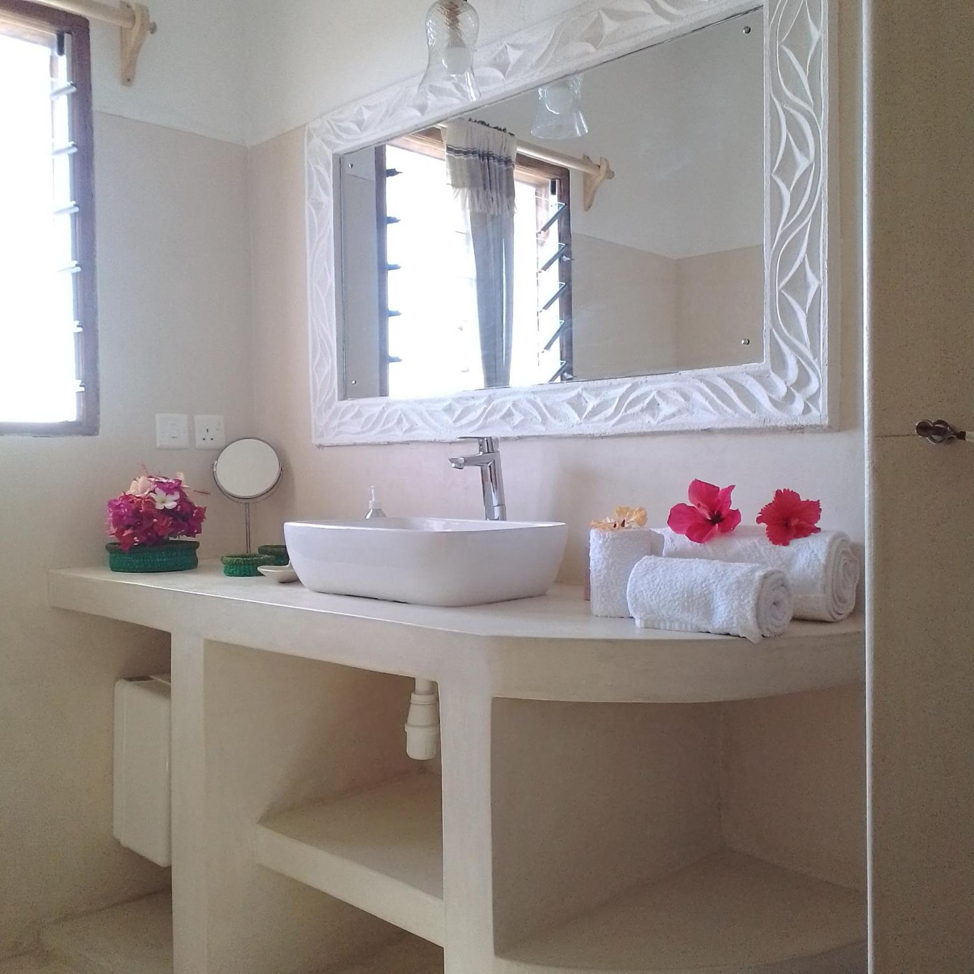 Bed and Breakfast Shira House Ватаму Екстер'єр фото